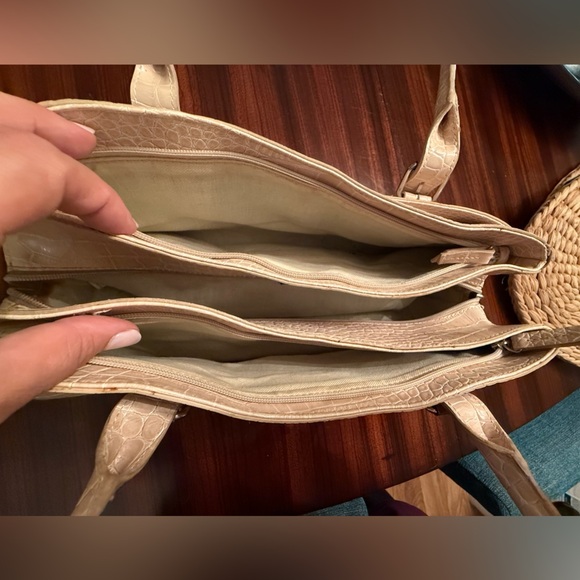 LIZ CLAIBORNE Cream Croc Embossed Faux Leather Top Handle Bag East-West - Picture 10 of 16